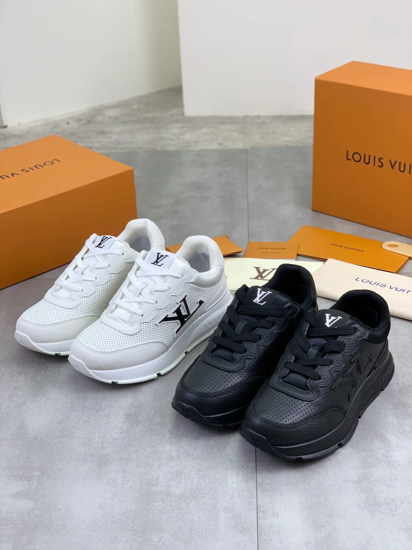 Factory price P700 💶 Top version [LOUIS VUITTON] Couple 🧑‍🤝‍🧑 Craftsman style Counter series (original order) New style 🍀LV Louis Vuitton - top version LV classic high-top trendy shoes! Made of imported original craft calfskin, original breathable lining, and original wear-resistant, lightweight, high-end TPU outsole! High quality products! 3️⃣ colors available, code numbers: female 35-39, male 39-44 (female 40, male 45 46 customized)